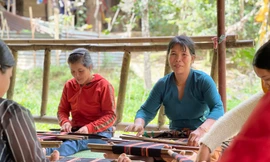 Xem chị em Cơ Tu làng Đhrôồng dệt thổ cẩm 