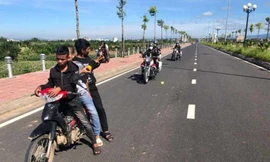 Dùng ná cao su bắn cảnh sát bị thương, hai thanh niên bị khởi tố