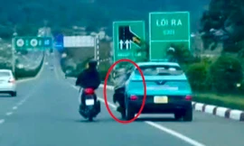 Hãi hùng cảnh thanh niên đu cửa taxi trên cao tốc, bị xe cán qua người