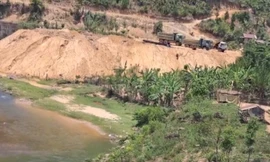 Xử phạt công ty đổ khoảng 1.000m3 đất đá xuống sông suối
