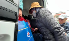 Chuyến xe nghĩa tình đưa bệnh nhân khó khăn về quê ăn Tết