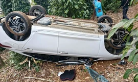 Ô tô va trụ tiêu rồi lật nhào khi bị truy đuổi, một người trọng thương