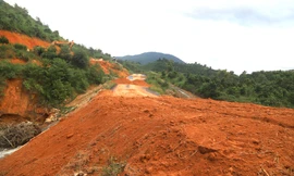 Mưa lớn kéo dài làm lộ đường kém chất lượng, nhiều người bị khởi tố