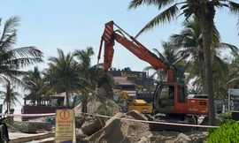 Bãi biển Đà Nẵng vẫn ngổn ngang 'thương tích' sau trận mưa lịch sử