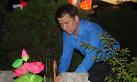 Bí thư T.Ư Đoàn dâng hương tri ân các anh hùng liệt sĩ tại Quảng Ngãi 