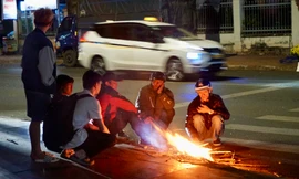 Dựng lều ngủ đêm, mưu sinh ở chợ hoa đêm Buôn Ma Thuột