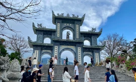Chùa Linh Ứng Đà Nẵng nhộn nhịp đón khách du lịch