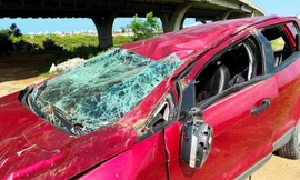 Người phụ nữ điều khiển xe ô tô đâm gãy trụ bê tông, lao xuống chân cầu