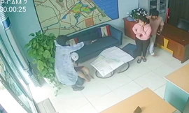 Đối tượng bịt mặt, xông vào công ty bất động sản dùng dao kề cổ cô gái cướp tài sản 