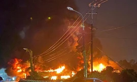 Lửa dữ dội bao trùm kho phế liệu 1.000 m2 ở Đà Nẵng