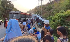 Vụ xe khách đối đầu xe tải ở Kon Tum: 25 người thương vong