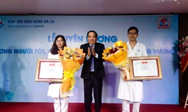 Trao tặng Bằng khen vợ chồng bác sỹ cứu người trên đường đi công tác