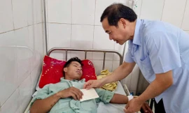 Quyền Bí thư Tỉnh ủy Lâm Đồng động viên, hỗ trợ nạn nhân tại Bệnh viện Lào Cai