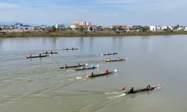 Độc đáo giải đua thuyền độc mộc trên sông chảy ngược về tây