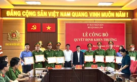 Khen thưởng đột xuất cá nhân, tập thể bắt giữ nhóm lâm tặc khai thác gỗ trái phép