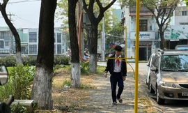 Giá đỡ pano tuyên truyền ở Đà Nẵng 'bẫy' người đi bộ vỉa hè 