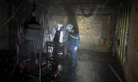 Cháy lớn quán karaoke ở Đà Nẵng, cảnh sát đục tường dập lửa 