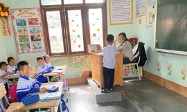 Học sinh lớp 6 ngồi bàn giáo viên 'dạy học sinh lớp 1': Bất ngờ người chụp ảnh