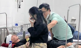 Vụ xe khách va chạm ô tô tải, 25 người thương vong: Vợ chồng bác sỹ cứu người trên đường đi công tác