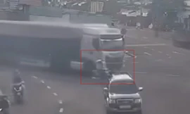 Thót tim cảnh người đàn ông bò ra ngoài sau khi bị ô tô đầu kéo cuốn vào gầm