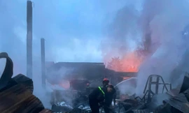 Hiện trường vụ cháy kho dầu nhớt ở Lâm Đồng thiêu rụi 5 ô tô