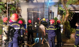 Đà Nẵng: Phá cửa, dỡ tôn ngôi nhà khoá trái để chữa cháy