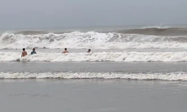 Biển động dữ dội, sóng cao quá đầu, nhiều người vẫn bất chấp tắm biển ở Đà Nẵng