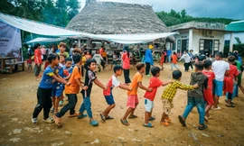 Nhóm bạn trẻ san đất, đổ đường cho người dân Cơ Tu