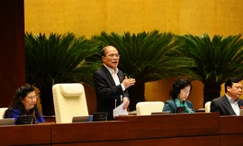 Chủ tịch Quốc hội Nguyễn Sinh Hùng báo cáo Quốc hội một số vấn đề về việc lấy phiếu tín nhiệm. Ảnh: Như Ý.