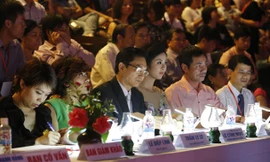 Chong đèn chấm nhan sắc. Ảnh: Như Ý