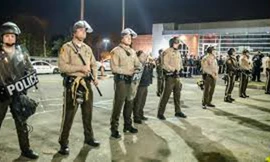 Cảnh sát được triển khai dày đặc trên các tuyến bố kể từ khi lệnh khẩn cấp có hiệu lực. 