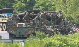 Binh sĩ Hàn Quốc và xe quân sự tập trung gần khu vực phi quân sự (DMZ). Ảnh: AFP.