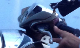 Rắn lục dài 1,5 mét bò ra từ đầu xe máy đang chạy