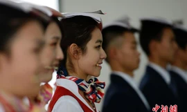 Sinh viên ngậm đũa, đặt sách lên đầu học cách hành xử đẹp