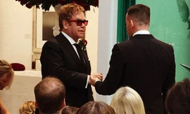 Danh ca và bạn đời đồng tính trao nhẫn cưới trước sự chứng kiến của gia đình, bạn bè gồm hàng loạt sao nổi tiếng và hai con trai của họ - Zachary, ba tuổi, và Elijah, 23 tháng tuổi.