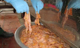 Kinh hoàng ruốc bẩn làm từ thịt gà thối