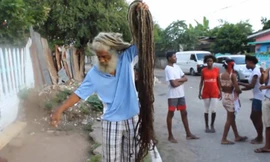 Người đàn ông có mái tóc dài 'khủng'