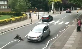 Cô gái băng qua đường bị ô tô hất lên capo