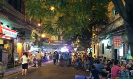 Phố đi bộ Hà Nội: Hàng quán tràn ngập từ vỉa hè đến lòng đường