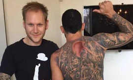 Hình xăm kín lưng của Tevez,