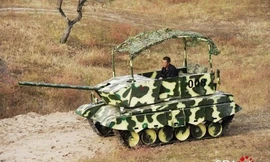 Nông dân tự chế xe tăng trong sân nhà