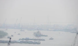 Sài Gòn dày đặc sương mù giữa trưa 