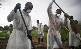 [ẢNH] Cuộc sống hiểm nguy của đội mai táng bệnh nhân Ebola