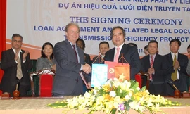 Thống đốc Nguyễn Văn Bình và Phó Chủ tịch WB Axel van Trotsenburg ký Hiệp định vay cho dự án Hiệu quả lưới điện truyền tải.