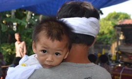 Bé 8 tháng khát sữa trong đại tang bố mẹ và anh trai