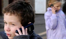 Trẻ em dùng điện thoại di động có nguy cơ ung thư não cao. Ảnh: worldbulletin.net.