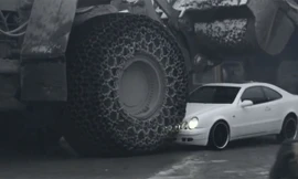 Xe khai mỏ khổng lồ “nghiền nát” xế sang Mercedes-Benz