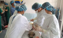 Một ca phẫu thuật của ê-kíp y bác sĩ BV Phụ sản Hà Nội tại Phúc Thọ. Ảnh: Nguyễn Hoài.