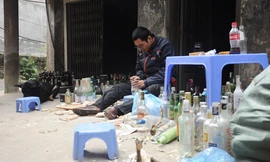 Thời gian gần đây, nhiều người tìm tới gia đình anh Đinh Thiên Tâm (32 tuổi, ở Ba Đình, Hà Nội) để tìm mua mặt hàng "cực độc" là những chiếc chai lọ phế liệu đã được vẽ trang trí thành các tác phẩm nghệ thuật.