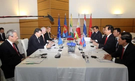 Thủ tướng Ý Matteo Renzi, Chủ tịch Hội đồng châu Âu Herman Van Rompuy và Chủ tịch Ủy ban châu Âu José Manuel Barroso đón Thủ tướng Nguyễn Tấn Dũng đến dự ASEM 10. Ảnh: TTXVN